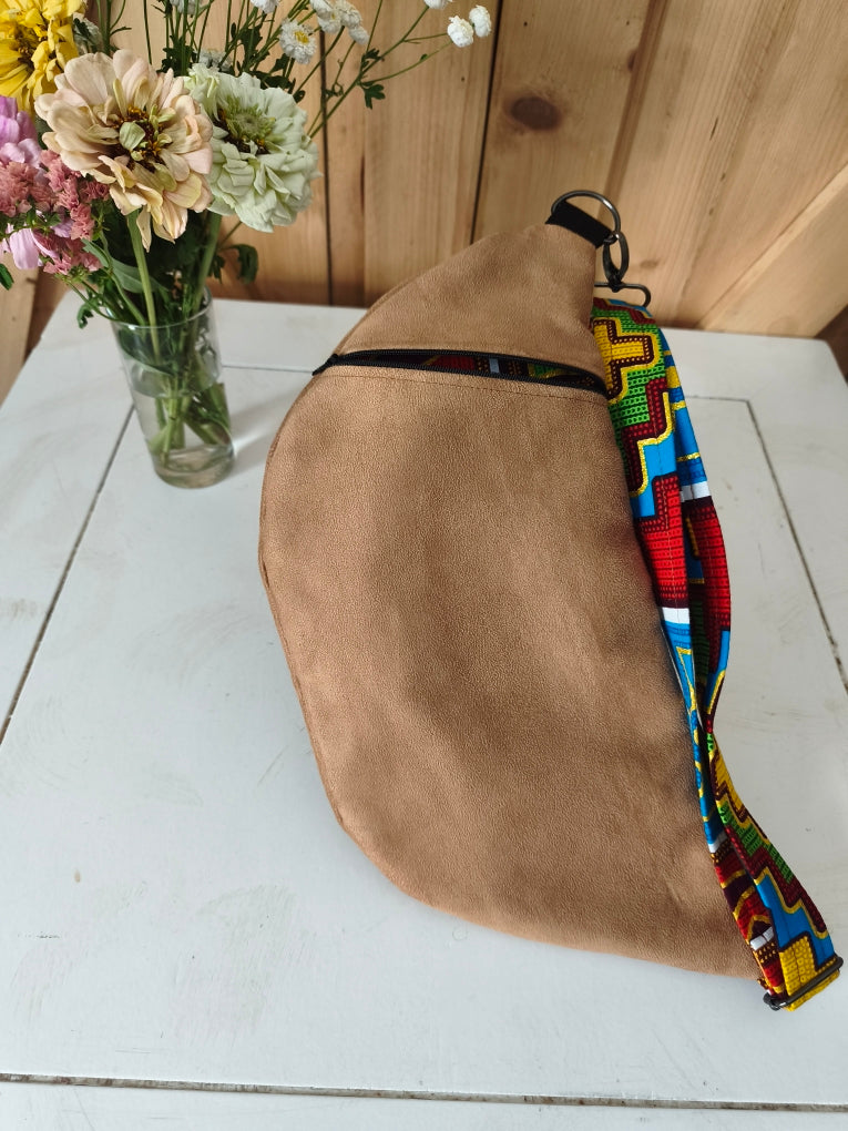 Sac banane en suédine beige et wax multicolore Mlle Karapas