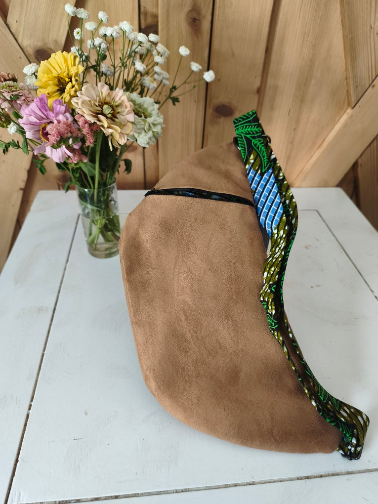 Sac banane en suédine beige et wax Mlle Karapas
