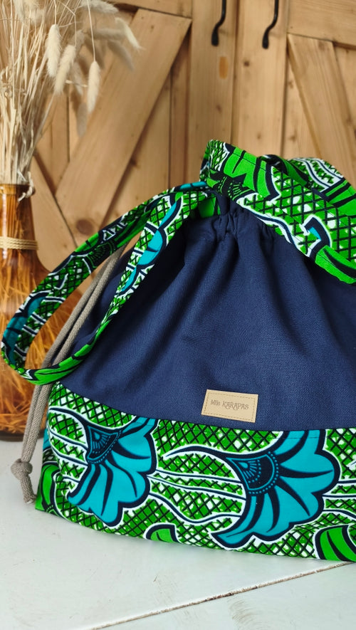 Maxi sac pochon toile de coton bleu et Wax fleurs d'hibiscus verte Mlle Karapas