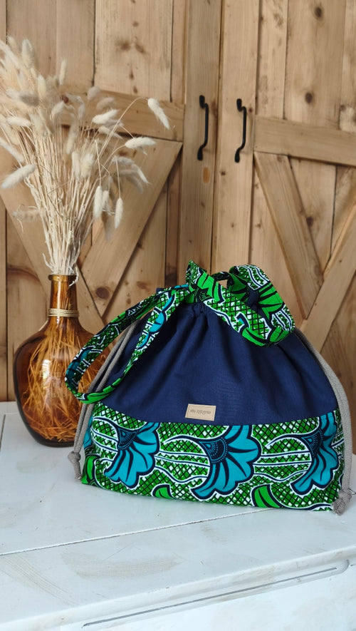Maxi sac pochon toile de coton bleu et Wax fleurs d'hibiscus verte Mlle Karapas