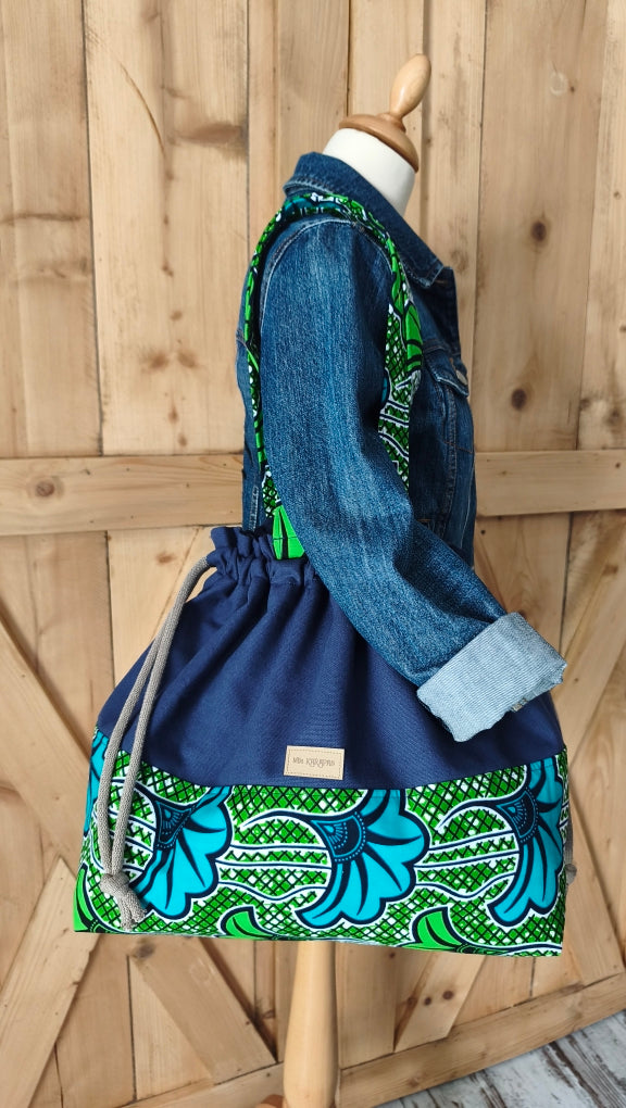 Maxi sac pochon toile de coton bleu et Wax fleurs d'hibiscus verte Mlle Karapas