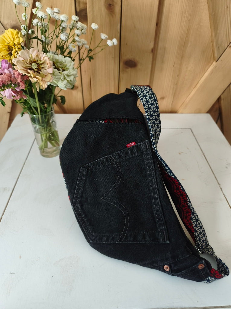 Sac banane en jeans noir  recyclé et wax Mlle Karapas