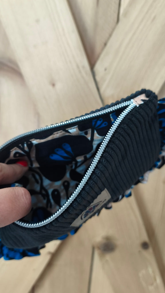 La Pochette , petit modèle en velours côtelé noir et wax Mlle Karapas