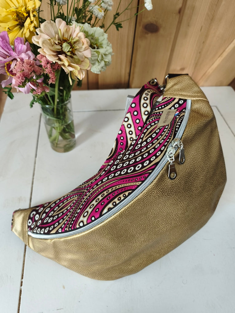 Sac banane en simili cuir doré et wax rose Mlle Karapas