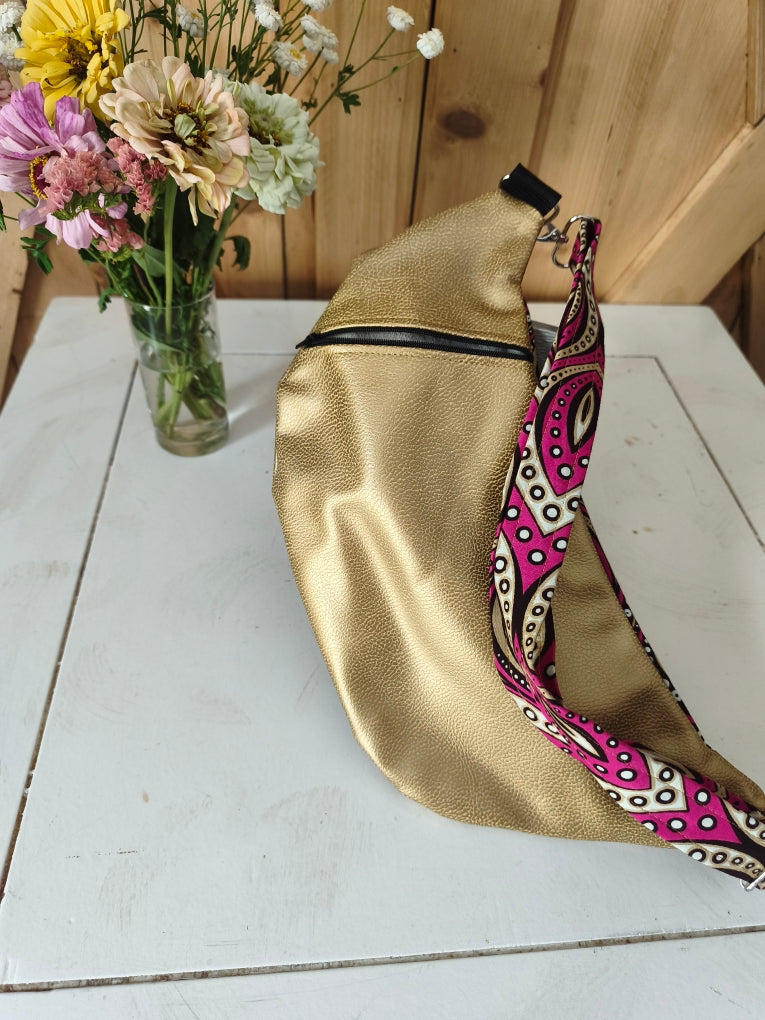 Sac banane en simili cuir doré et wax rose Mlle Karapas