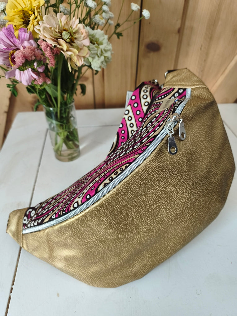 Sac banane en simili cuir doré et wax rose Mlle Karapas