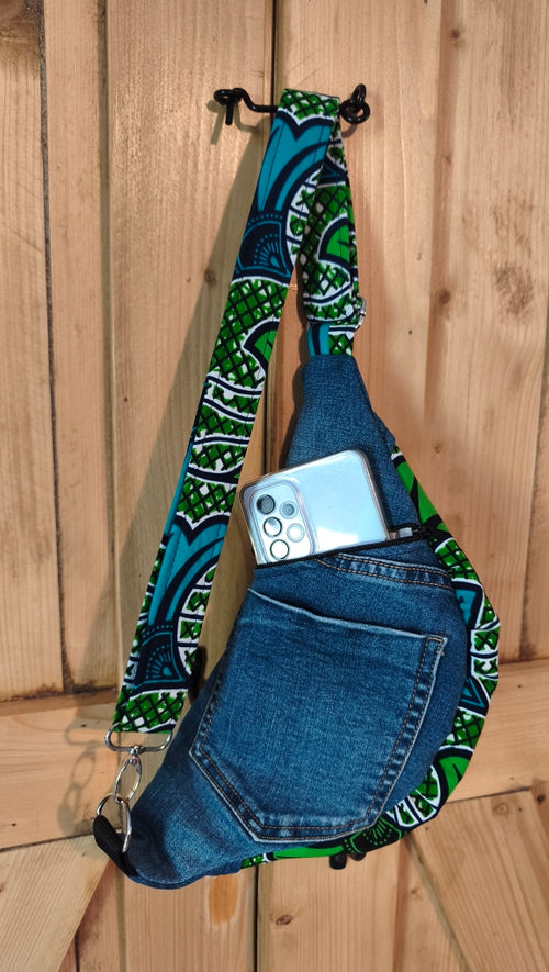 banane en jeans recyclé bleu et wax fleurs d'hibiscus verte Mlle Karapas