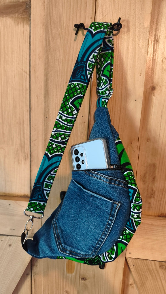 banane en jeans recyclé bleu et wax fleurs d'hibiscus verte Mlle Karapas
