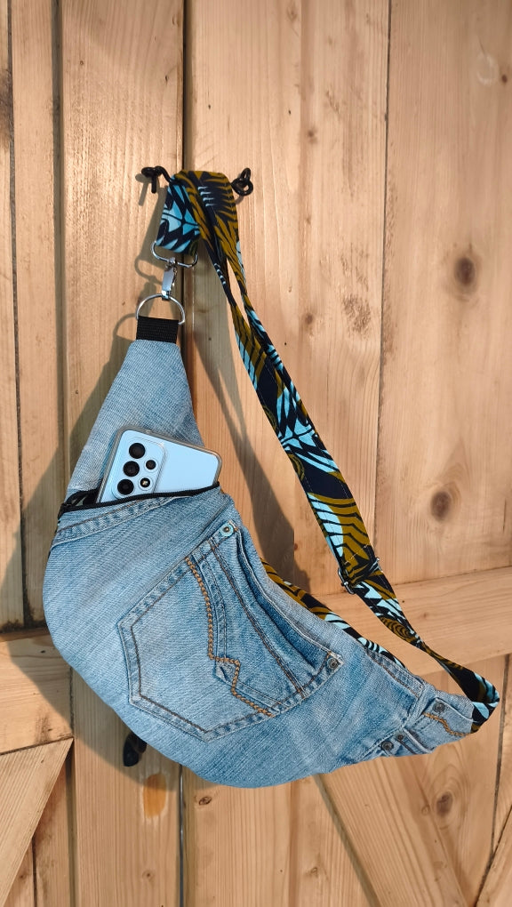 Sac banane en jeans clair recyclé ♻️ et wax Mlle Karapas