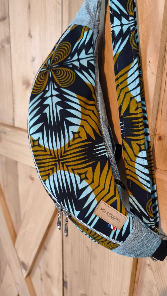 Sac banane en jeans clair recyclé ♻️ et wax Mlle Karapas