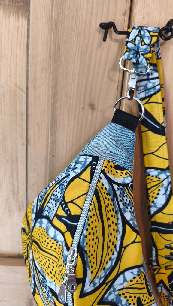 Sac banane en jeans clair recyclé ♻️ et wax jaune  – Fait main – Mlle Karapas Mlle Karapas