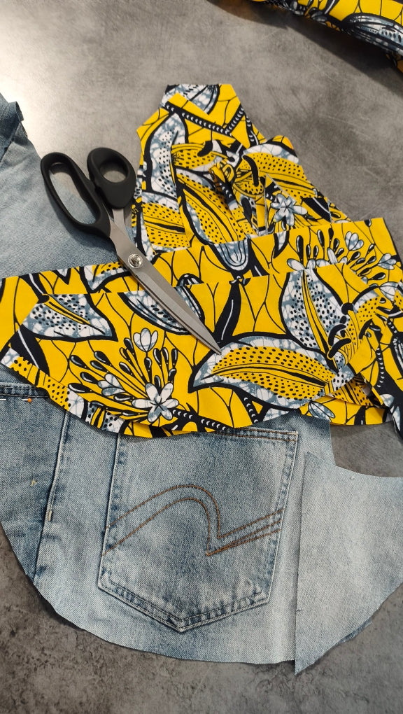 Sac banane en jeans clair recyclé ♻️ et wax jaune  – Fait main – Mlle Karapas Mlle Karapas