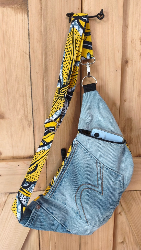 Sac banane en jeans clair recyclé ♻️ et wax jaune  – Fait main – Mlle Karapas Mlle Karapas