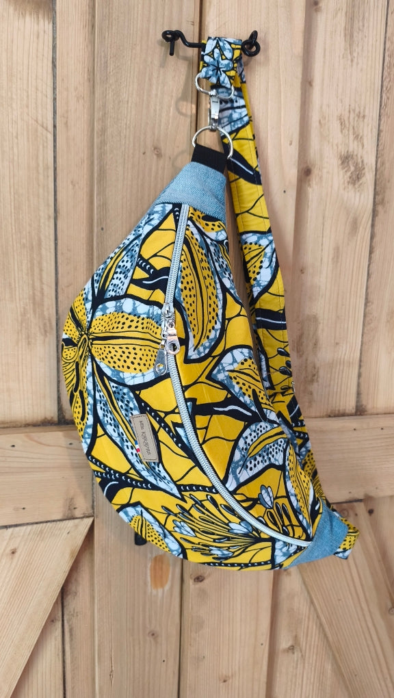 Sac banane en jeans clair recyclé ♻️ et wax jaune  – Fait main – Mlle Karapas Mlle Karapas