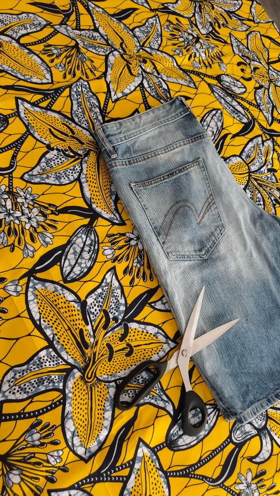 Sac banane en jeans clair recyclé ♻️ et wax jaune  – Fait main – Mlle Karapas Mlle Karapas