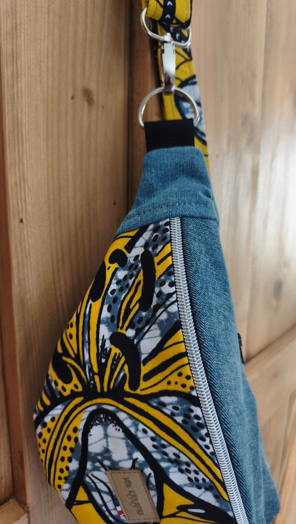 Sac banane en jeans clair recyclé et wax fleurs jaune – Petit modèle – Mlle Karapas Mlle Karapas