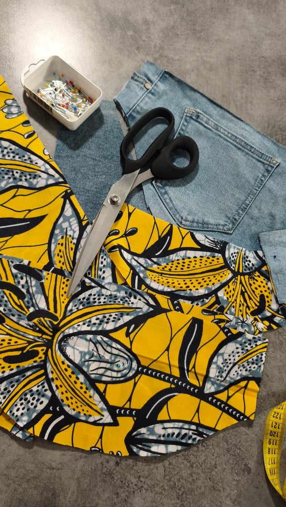 Sac banane en jeans clair recyclé et wax fleurs jaune – Petit modèle – Mlle Karapas Mlle Karapas
