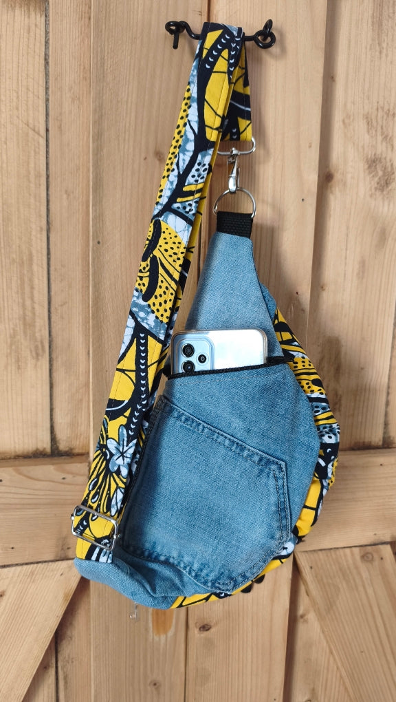 Sac banane en jeans clair recyclé et wax fleurs jaune – Petit modèle – Mlle Karapas Mlle Karapas