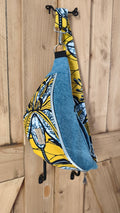 Sac banane en jeans clair recyclé et wax fleurs jaune – Petit modèle – Mlle Karapas Mlle Karapas