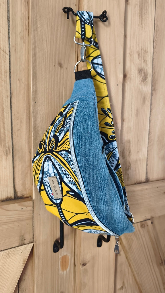 Sac banane en jeans clair recyclé et wax fleurs jaune – Petit modèle – Mlle Karapas Mlle Karapas