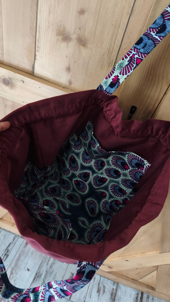 Maxi sac pochon en velours ras bordeaux et wax plume de paon– Fait main – Mlle Karapas Mlle Karapas