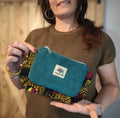 La Pochette , petit modèle en velours côtelé vert et wax plume de paon