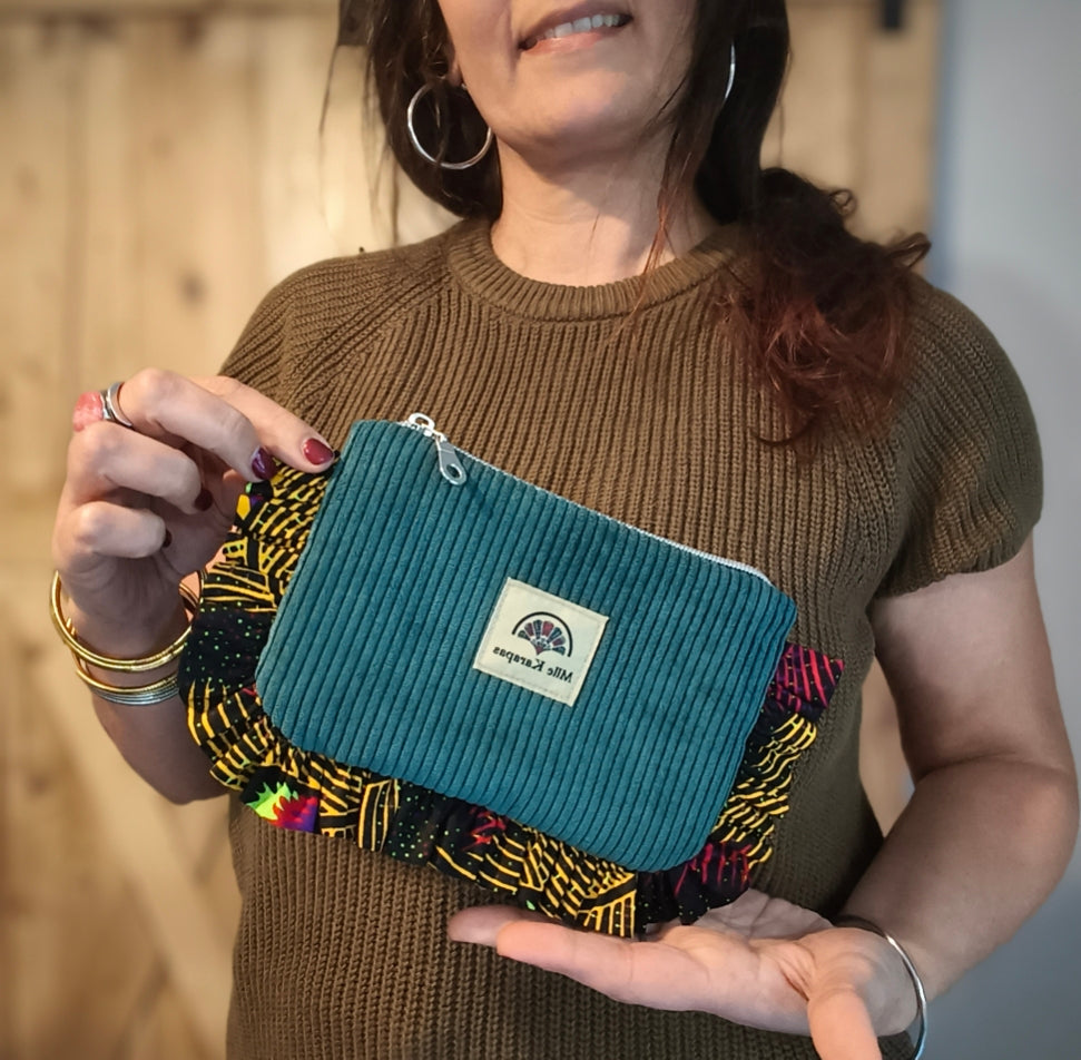La Pochette , petit modèle en velours côtelé vert et wax plume de paon