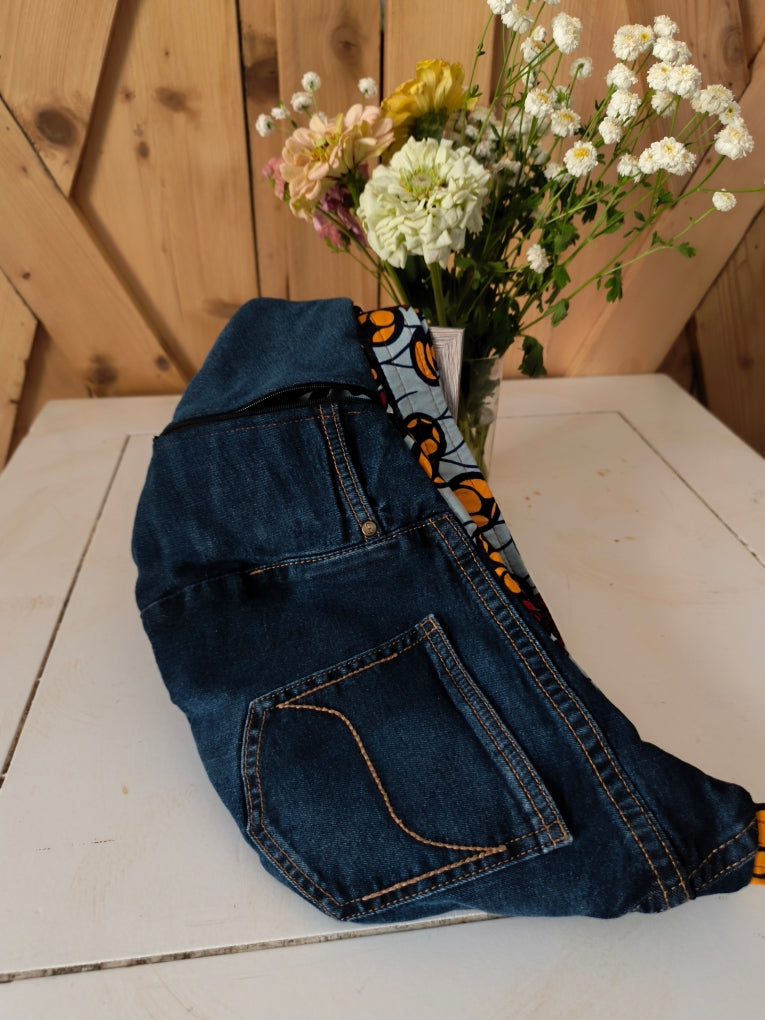 Sac banane en jeans recyclé et wax Mlle Karapas