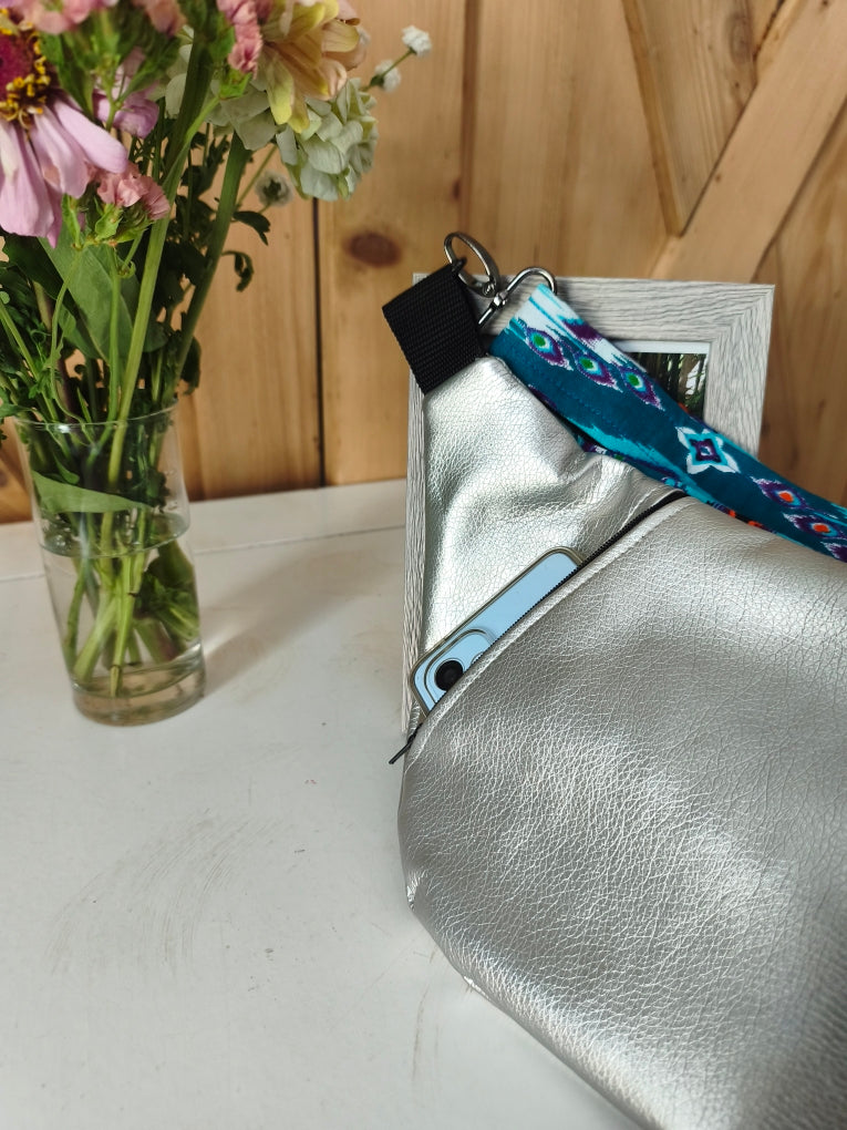 Sac banane en simili cuir argenté  et wax Mlle Karapas
