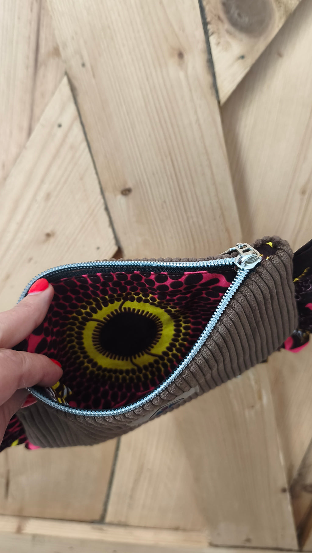 La Pochette , petit modèle en velours côtelé marron et wax Mlle Karapas