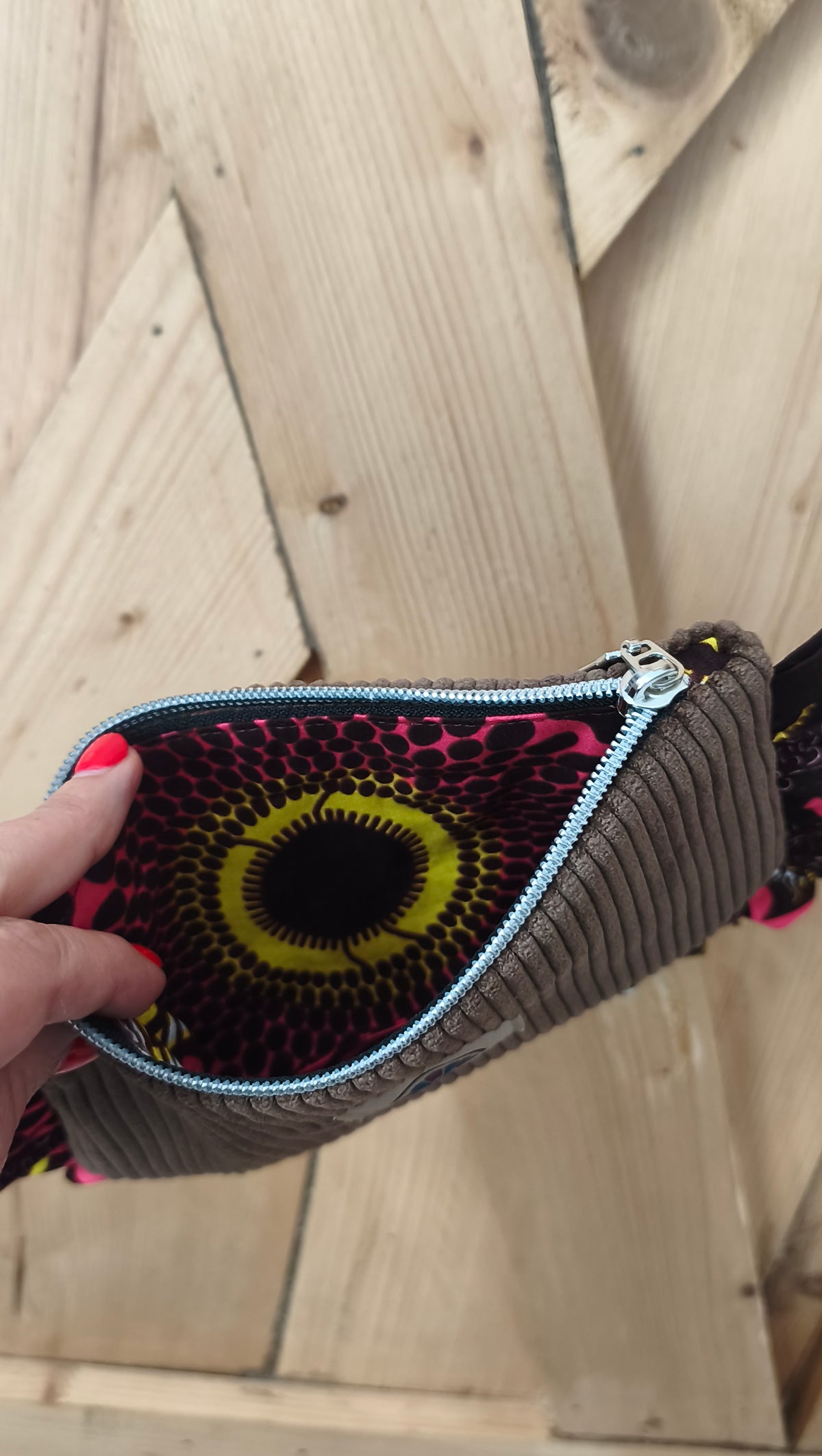 La Pochette , petit modèle en velours côtelé marron et wax Mlle Karapas