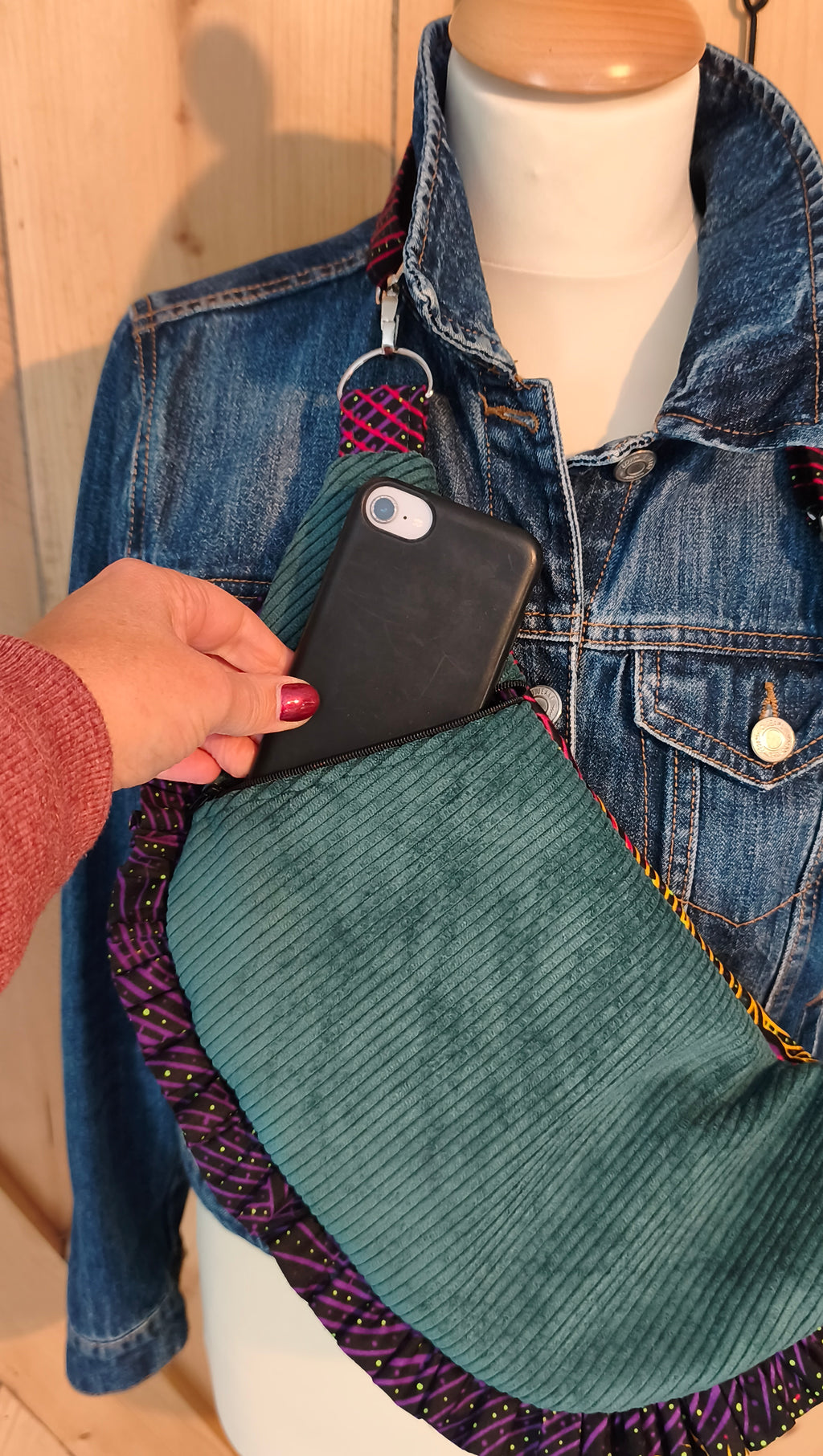 Sac banane en velours vert et wax plume de paon– Fait main – Mlle Karapas