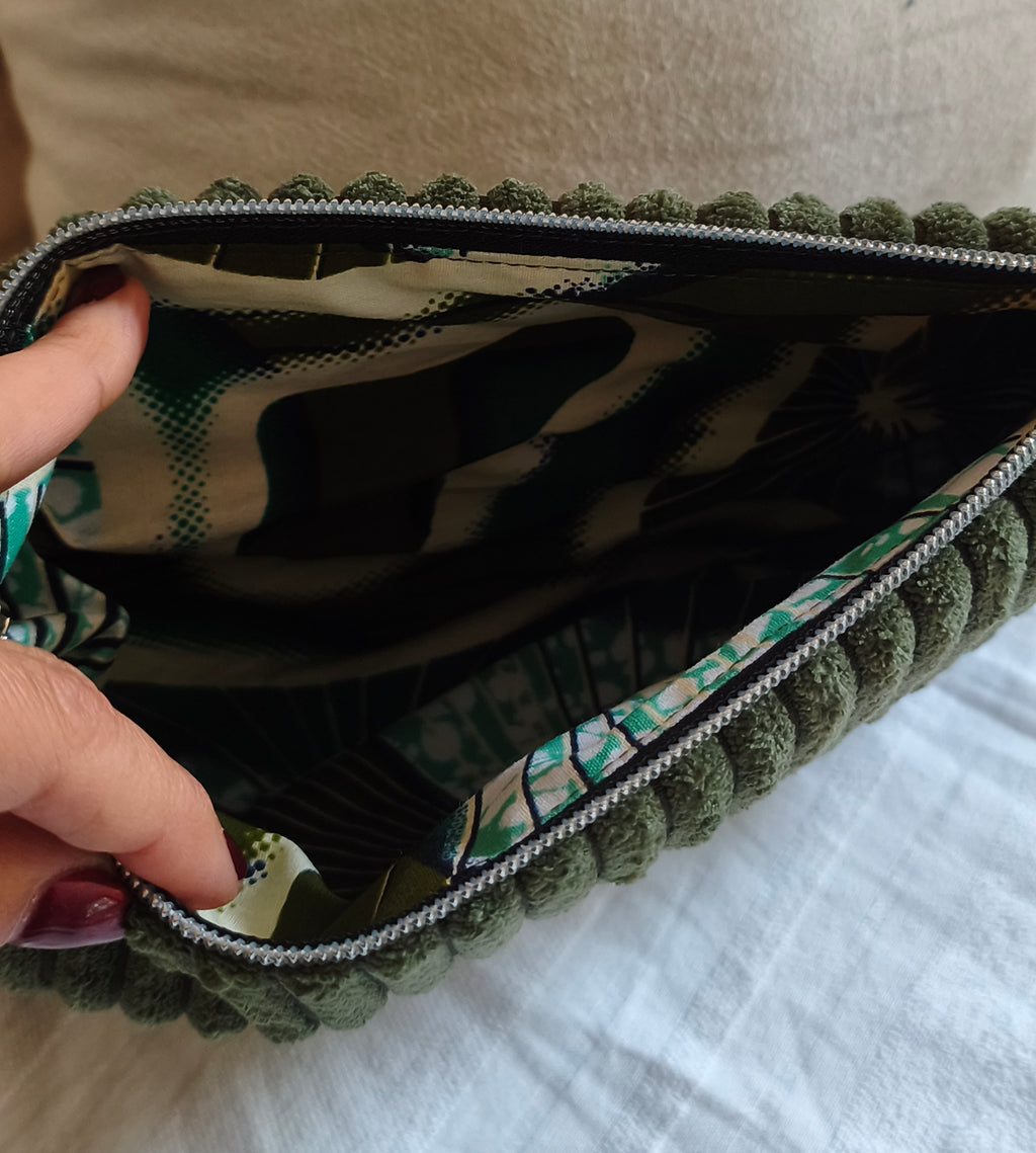 La Pochette , grand modèle en velours côtelé kaki et wax
