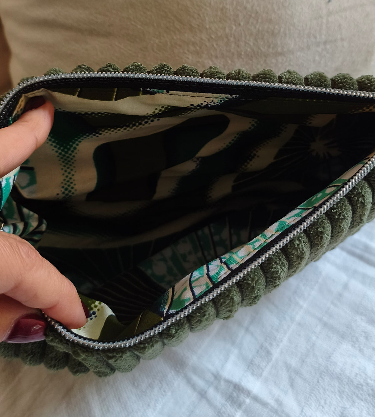 La Pochette , grand modèle en velours côtelé kaki et wax