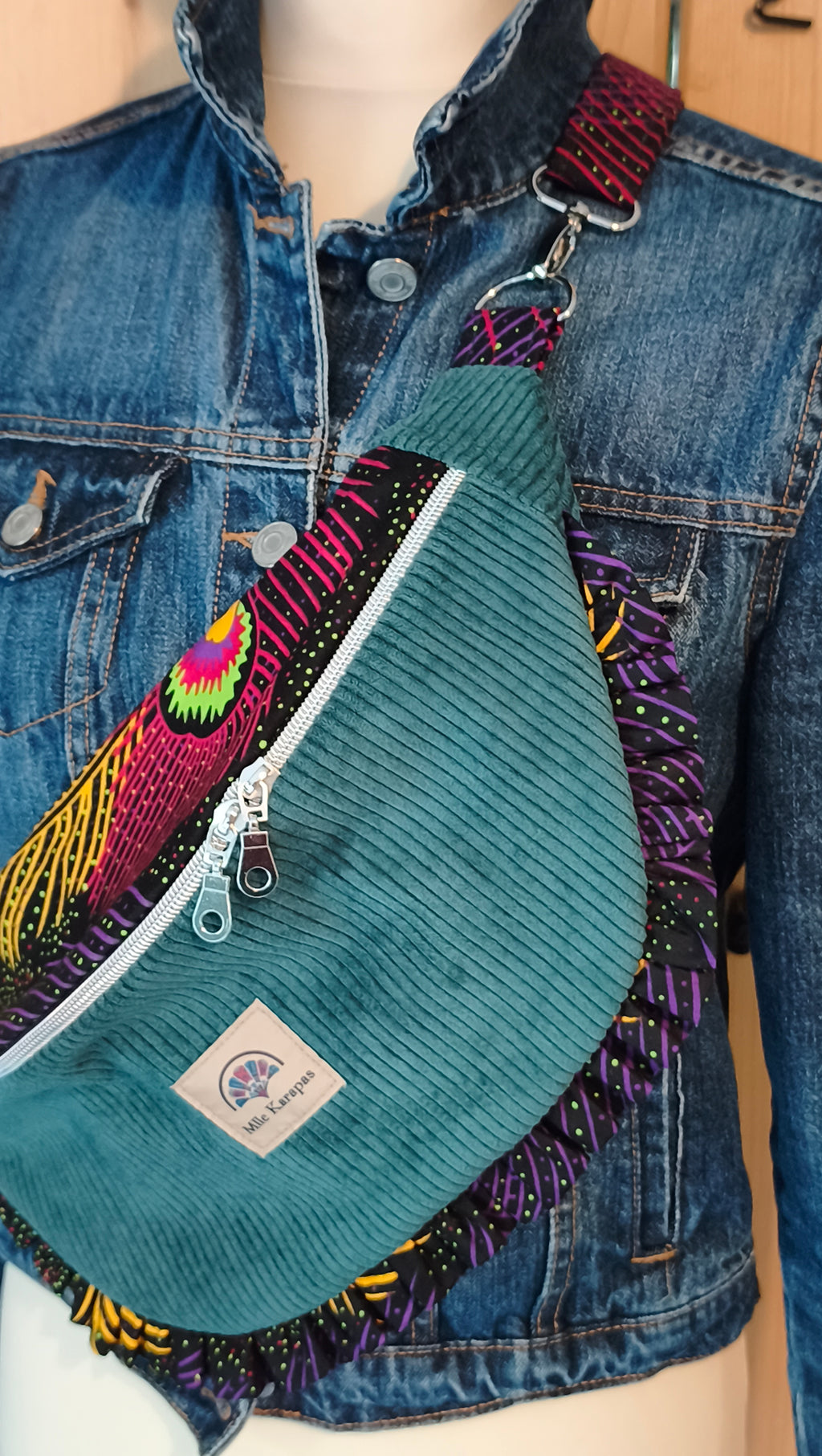 Sac banane en velours vert et wax plume de paon– Fait main – Mlle Karapas