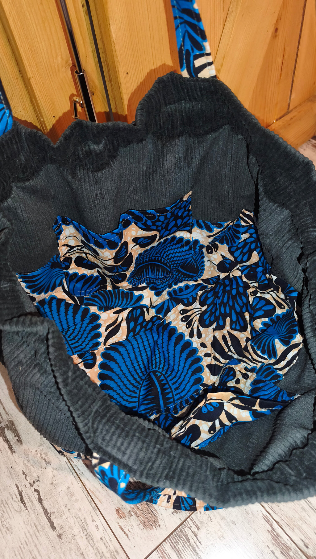 Maxi sac pochon en velours côtelé noir et wax bleu – Fait main – Mlle Karapas Mlle Karapas