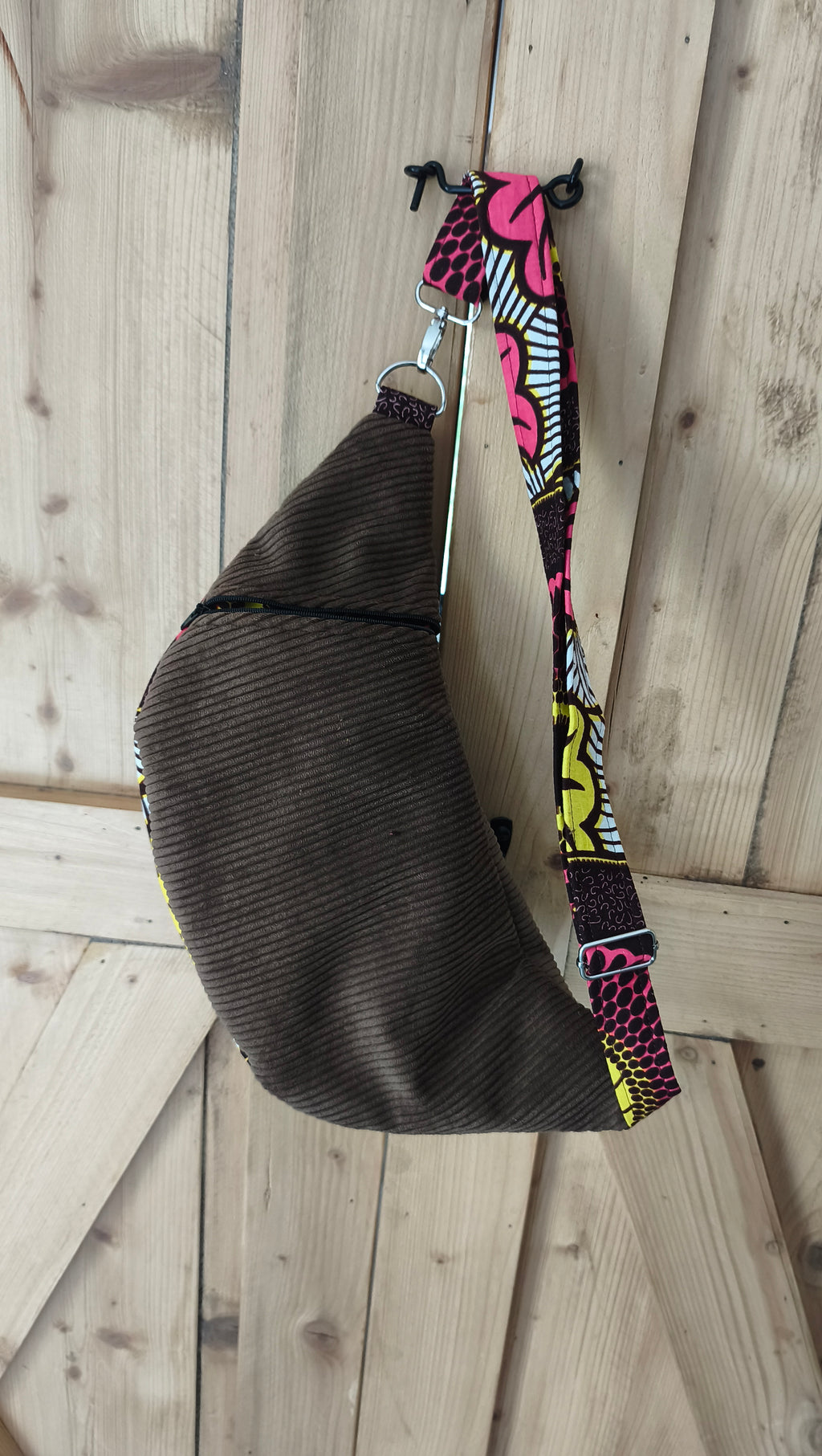 Sac banane en velours chocolat et wax – Fait main – Mlle Karapas Mlle Karapas