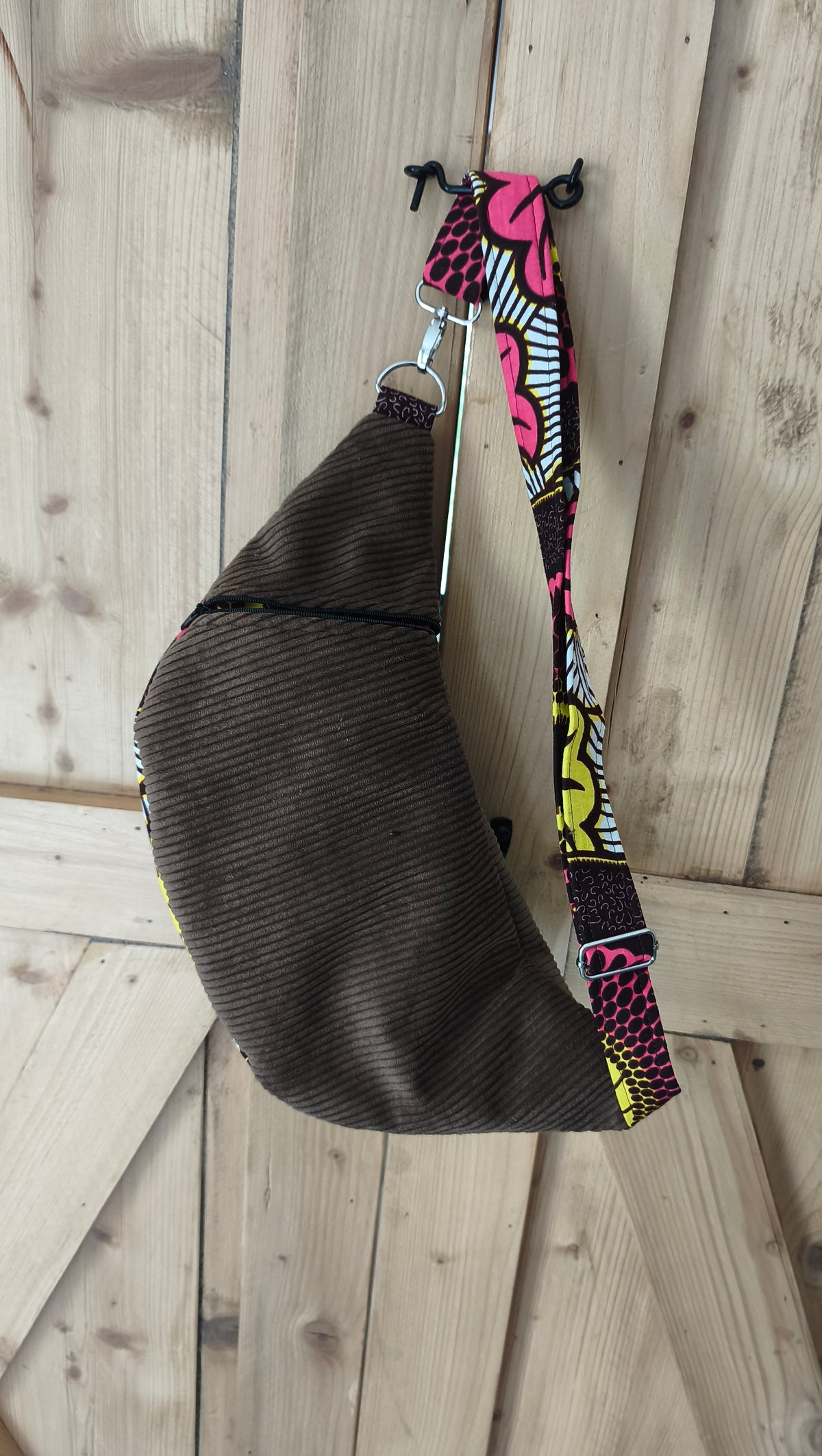 Sac banane en velours chocolat et wax – Fait main – Mlle Karapas Mlle Karapas
