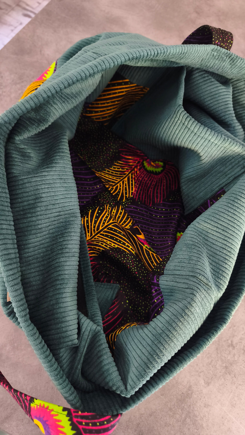 Maxi sac pochon en velours côtelé vert et wax plume de paon– Fait main – Mlle Karapas
