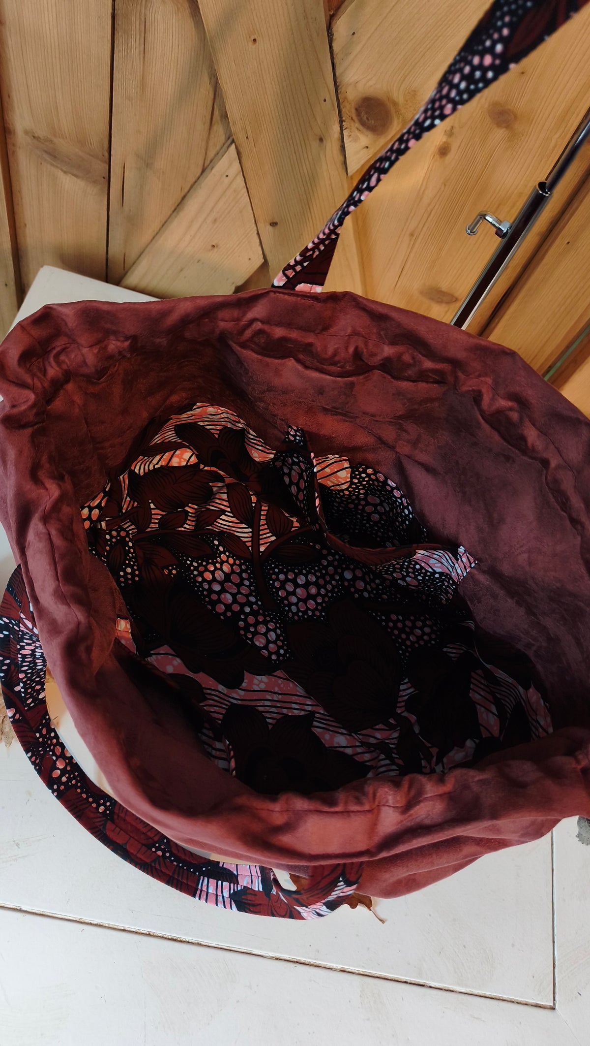 Maxi sac pochon suédine bordeaux et wax floral – Fait main – Mlle Karapas Mlle Karapas