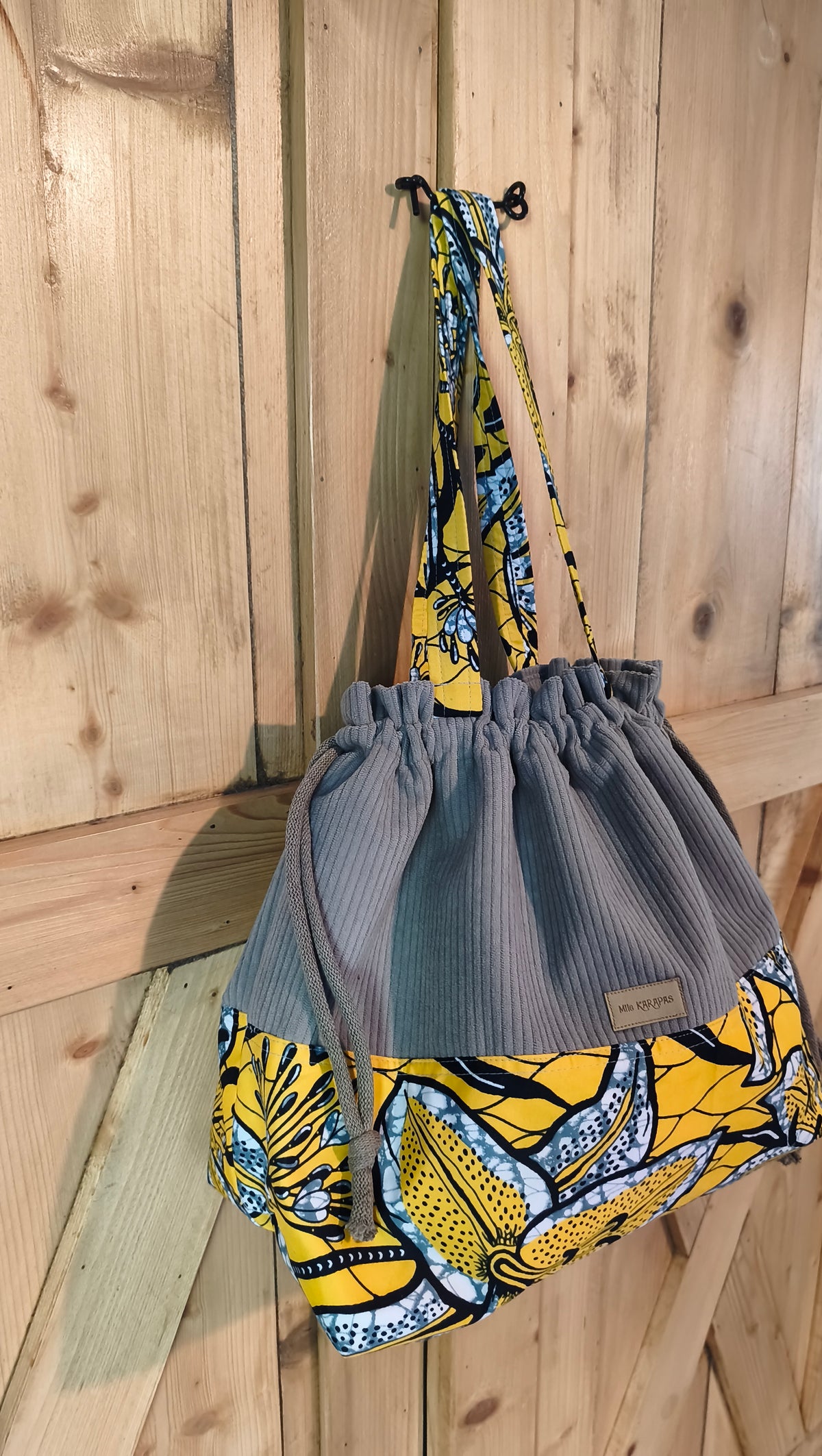 Maxi sac pochon en velours ras bordeaux et wax plume de paon– Fait main – Mlle Karapas (Copie) Mlle Karapas
