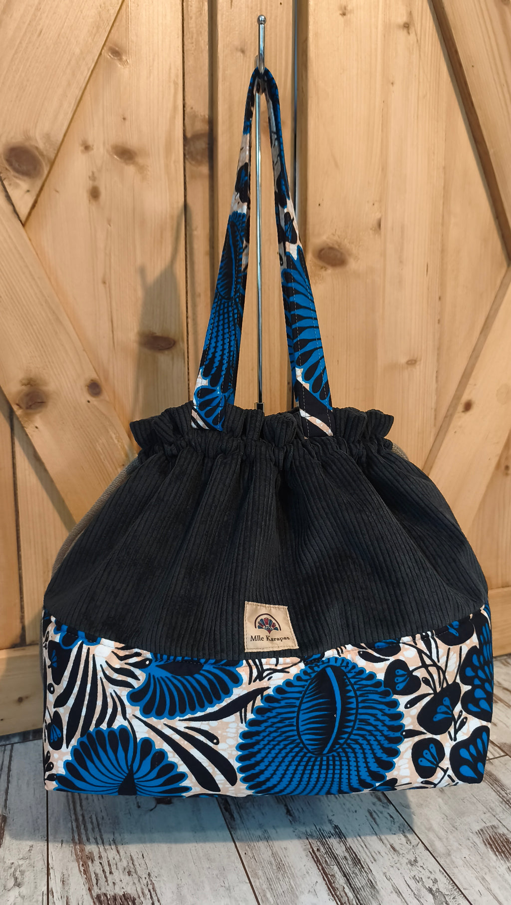 Maxi sac pochon en velours côtelé noir et wax bleu – Fait main – Mlle Karapas Mlle Karapas