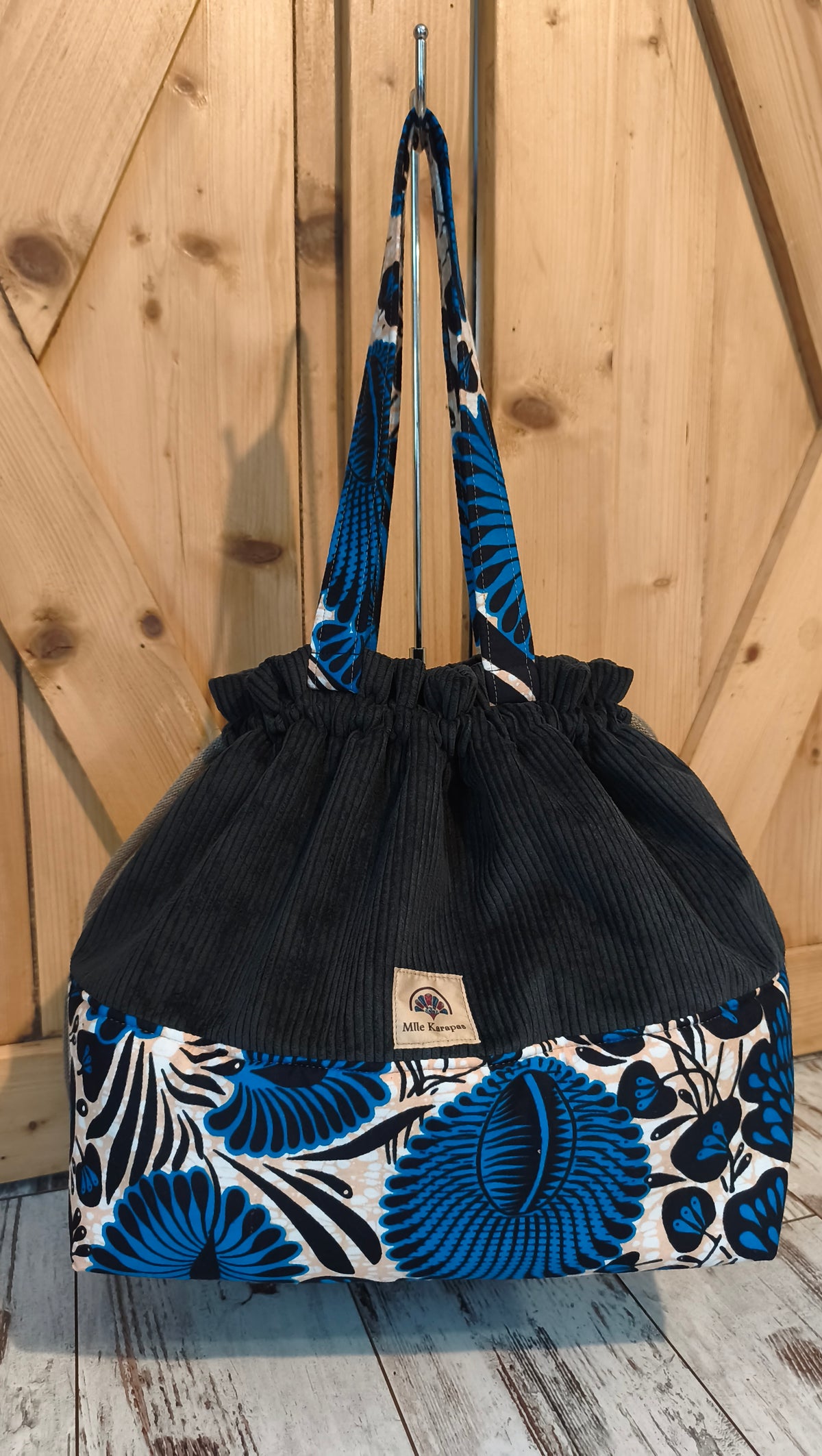 Maxi sac pochon en velours côtelé noir et wax bleu – Fait main – Mlle Karapas Mlle Karapas