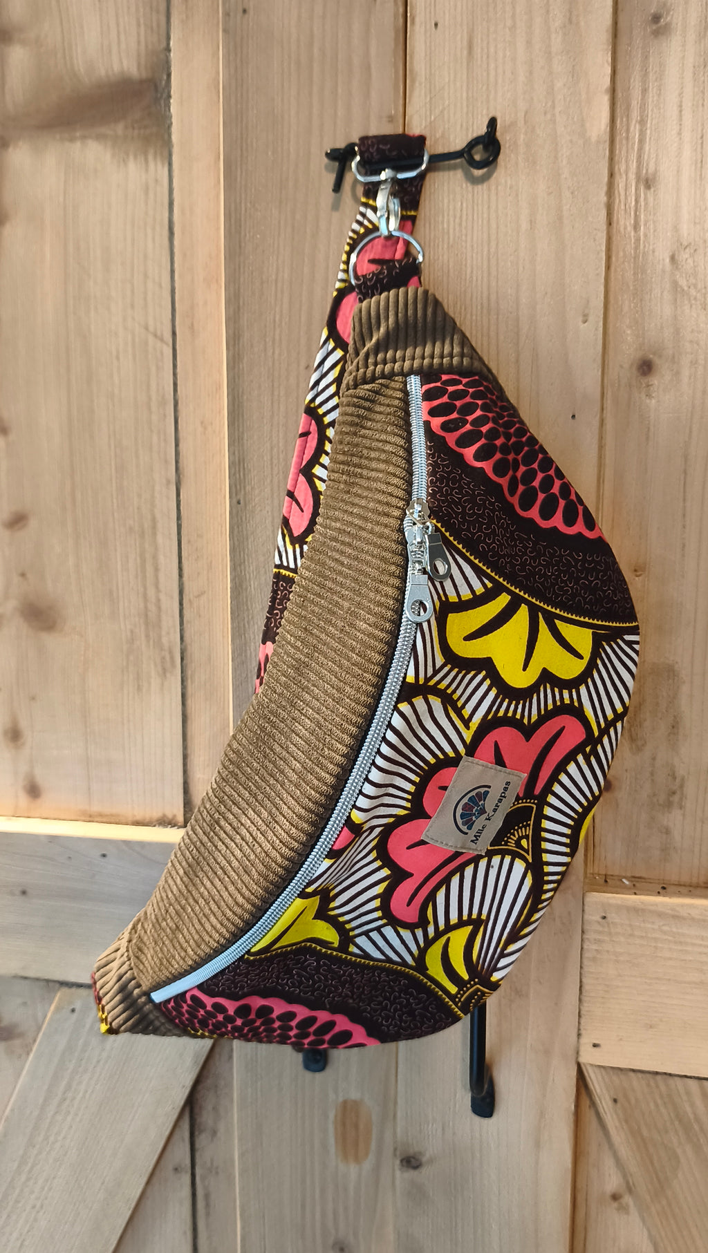 Sac banane en velours chocolat et wax – Fait main – Mlle Karapas Mlle Karapas
