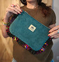 La Pochette , grand modèle en velours côtelé vert et wax plume de paon