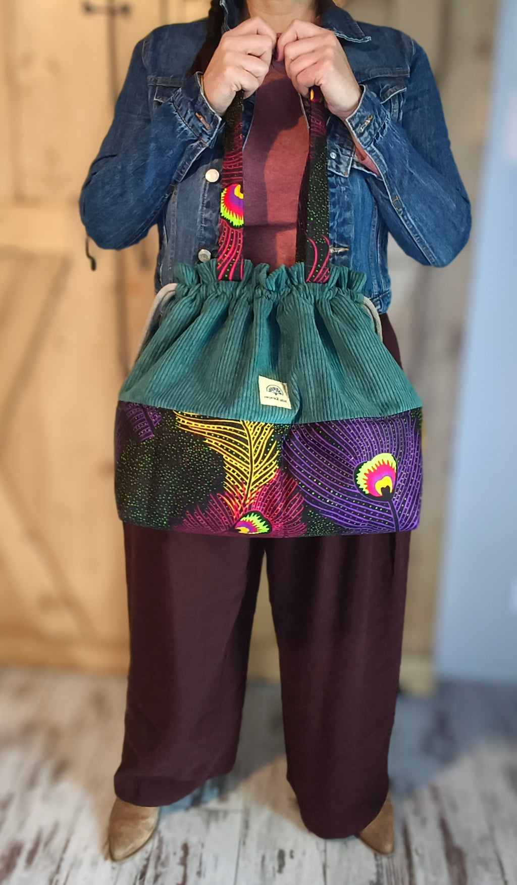 Maxi sac pochon en velours côtelé vert et wax plume de paon– Fait main – Mlle Karapas