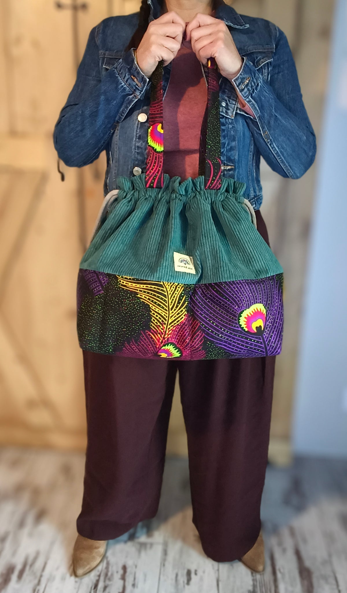 Maxi sac pochon en velours côtelé vert et wax plume de paon– Fait main – Mlle Karapas