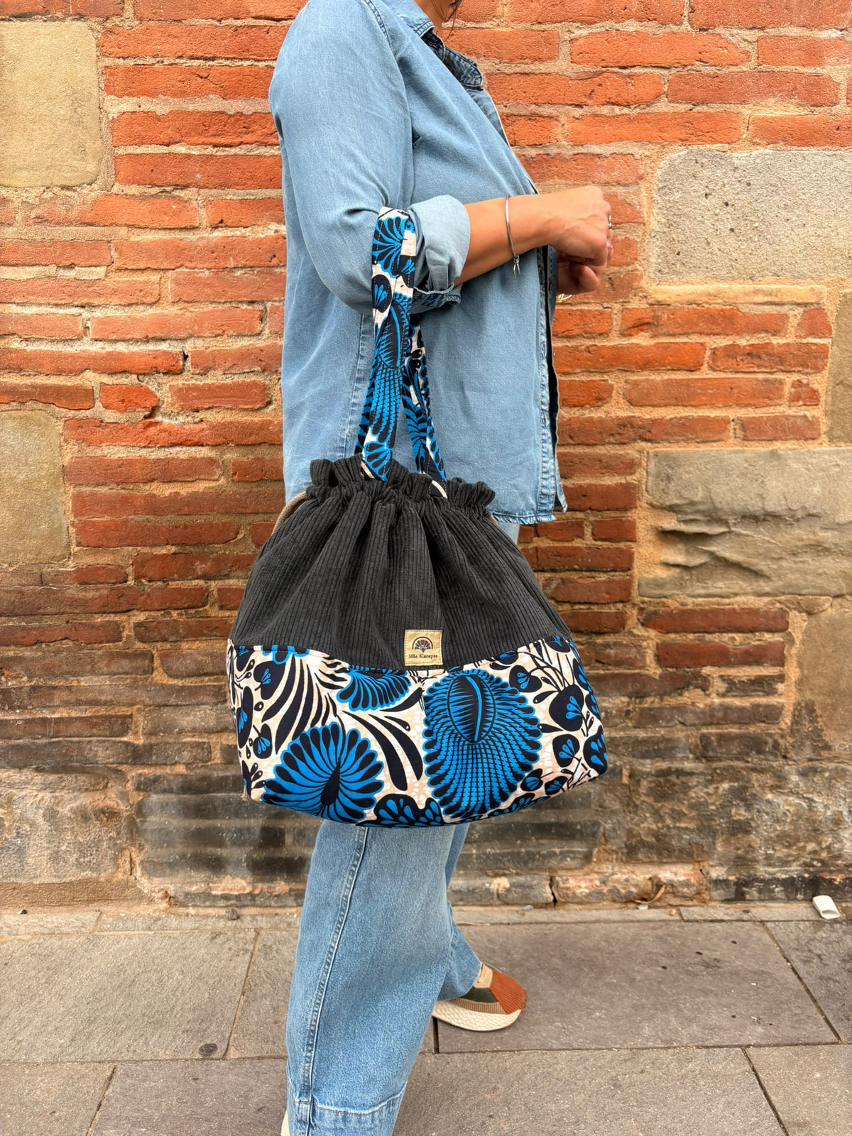 Maxi sac pochon en velours côtelé noir et wax bleu – Fait main – Mlle Karapas Mlle Karapas