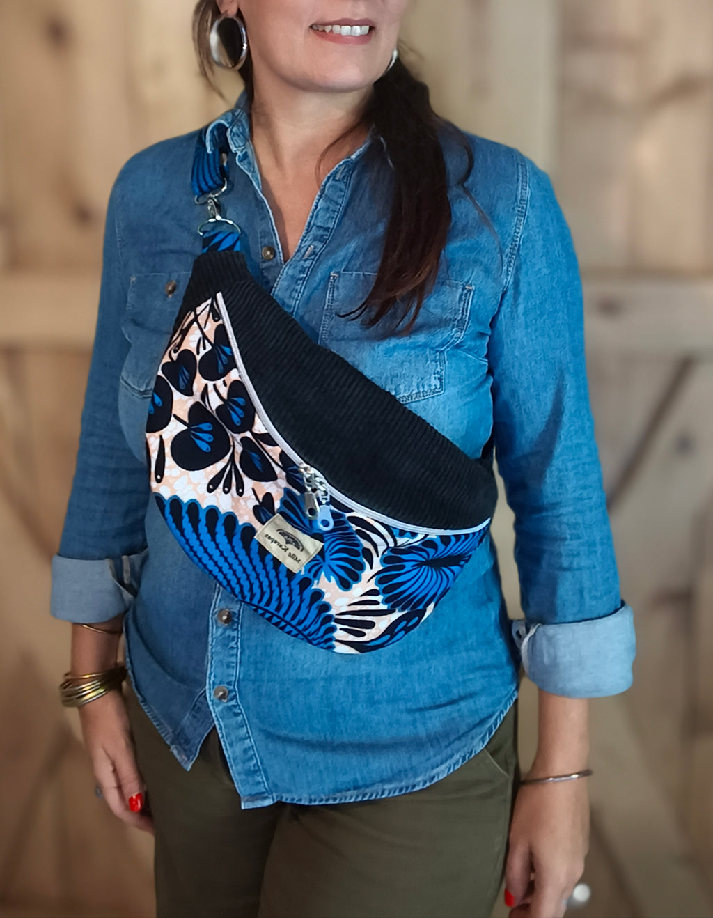 Sac banane en velours noir et wax bleu – Fait main – Mlle Karapas