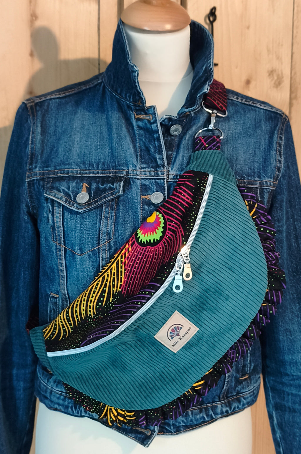 Sac banane en velours vert et wax plume de paon– Fait main – Mlle Karapas